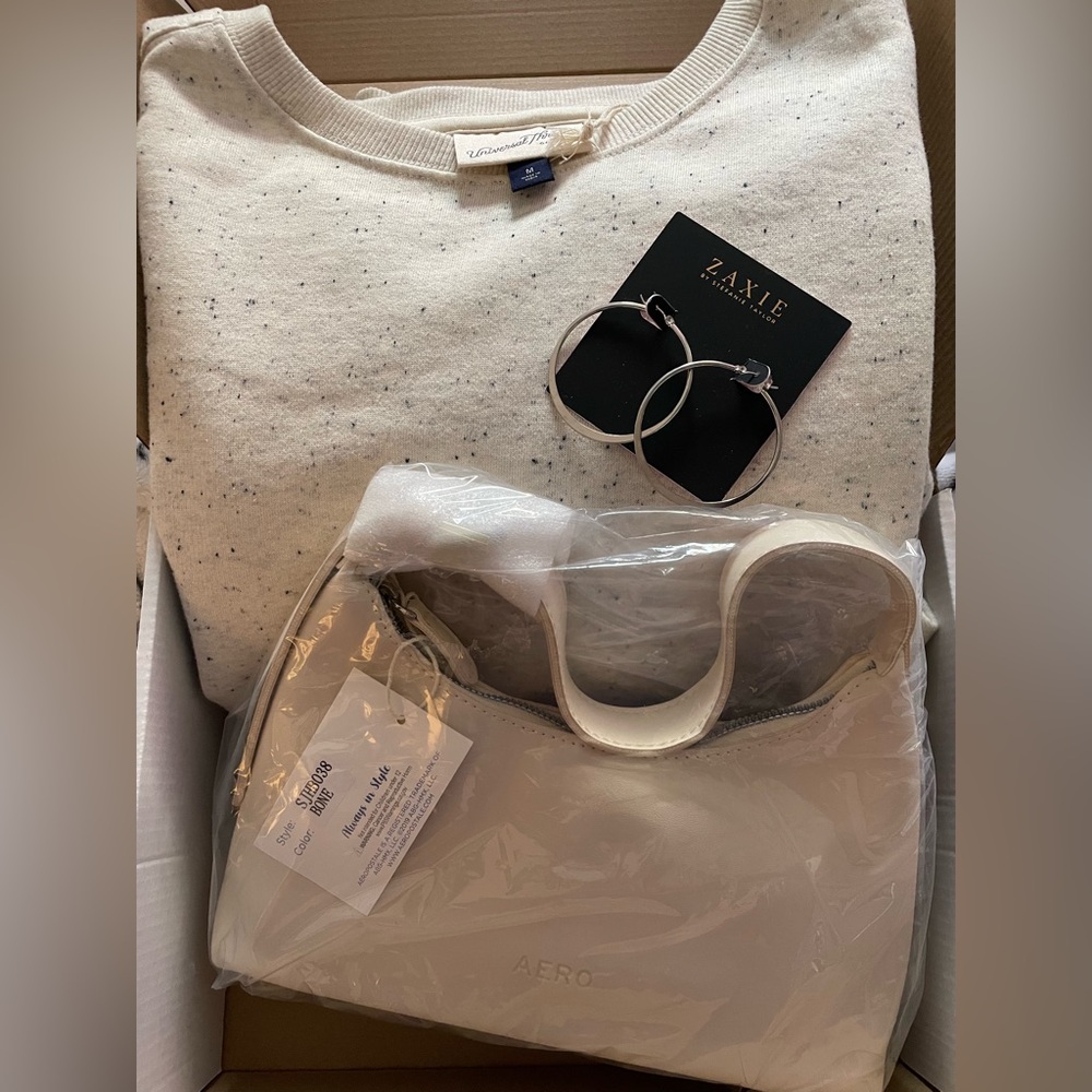 44-B Med. Cream Sweatshirt w/ Aero hobo Bag /Zaxie Silver Hoop Earrings set